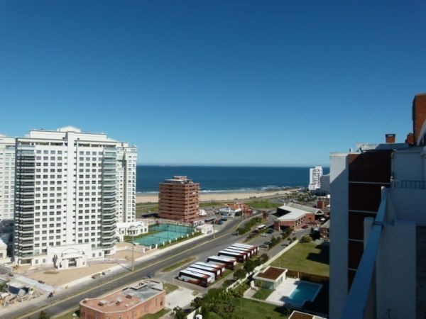 Amplio Pent House con vistas a la Brava en edificio Vanguardia